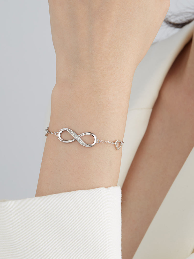 Sterling silver bracelet for women featuring a minimalist design, crafted by Everyday Auraa for everyday elegant wear.