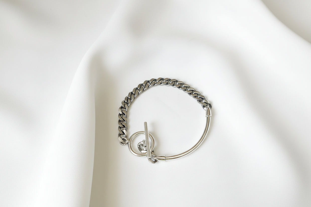 Minimal 925 sterling silver bracelet by Everyday Auraa, featuring an elegant, lightweight design perfect for everyday wear.