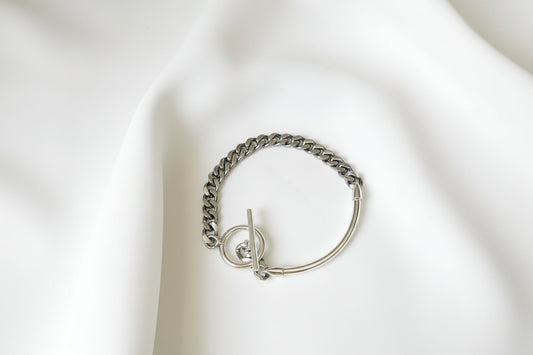 Minimal 925 sterling silver bracelet by Everyday Auraa, featuring an elegant, lightweight design perfect for everyday wear.