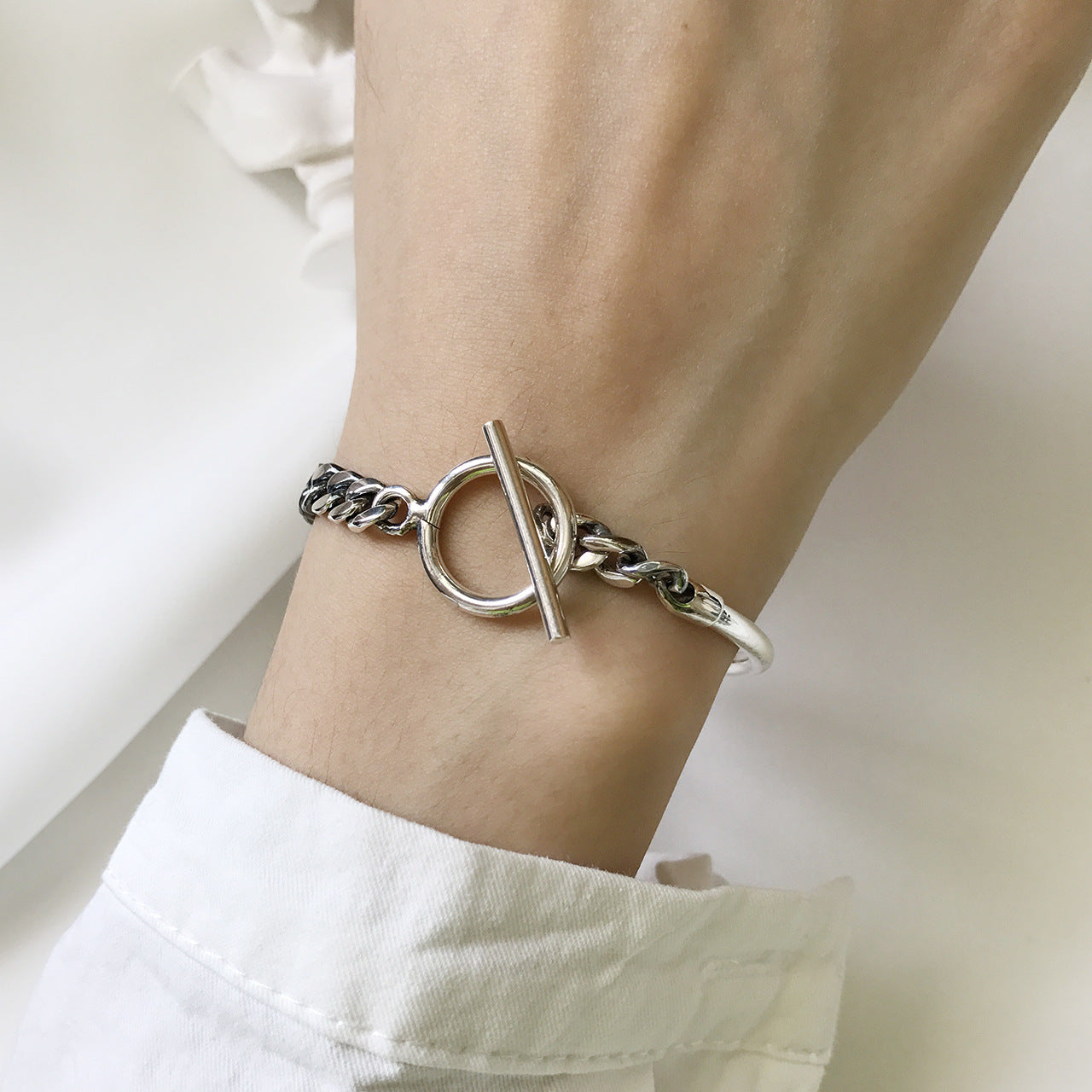 Minimal 925 sterling silver bracelet by Everyday Auraa featuring a sleek, lightweight design for everyday wear.