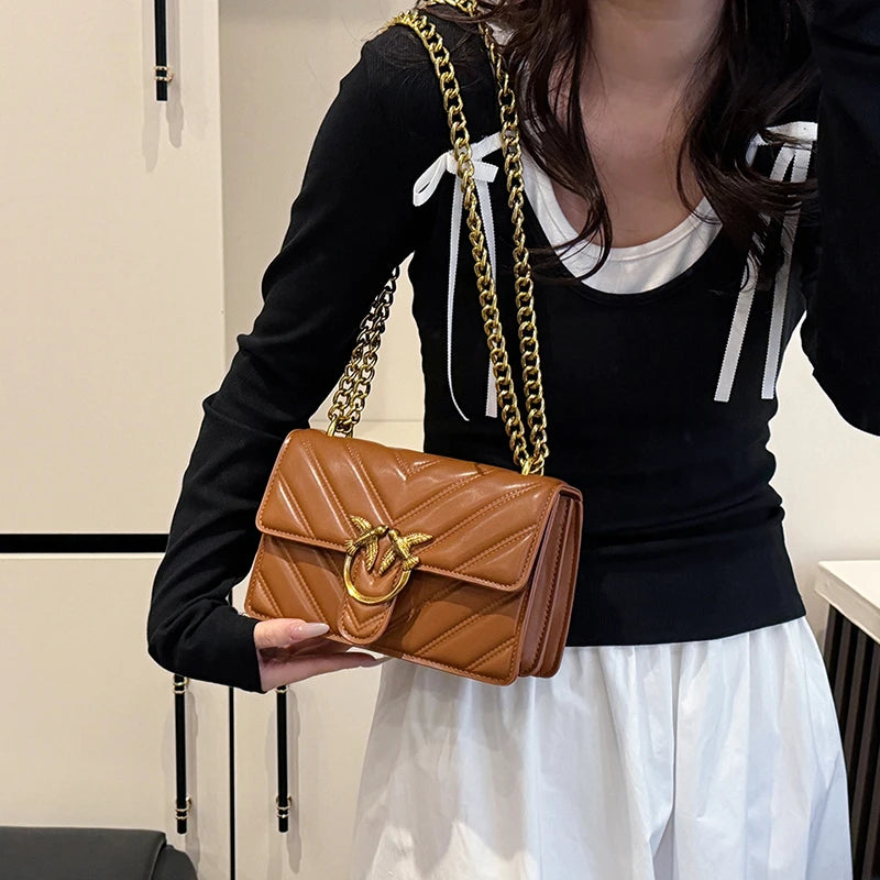 Modern women’s canvas crossbody bag with adjustable strap, zip closure, and shoulder strap, perfect for everyday essentials.