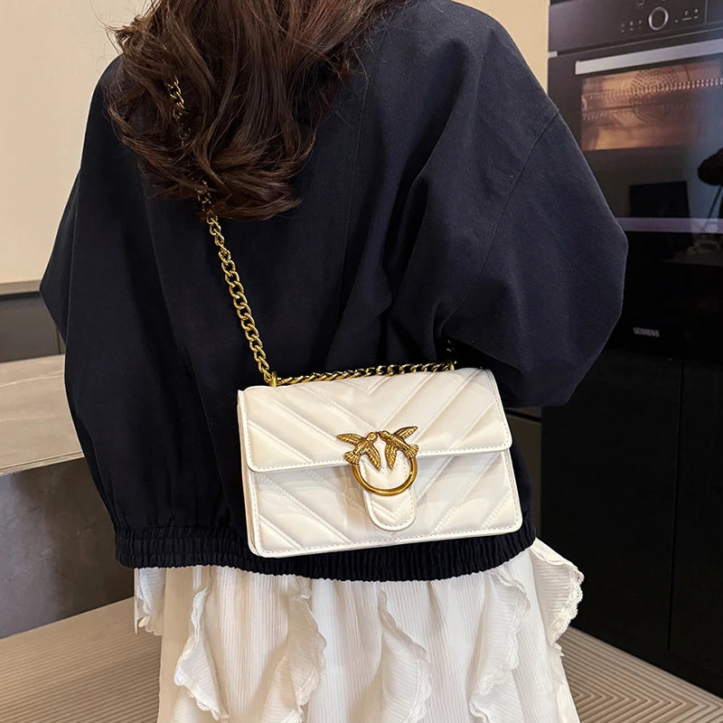 Modern women's canvas crossbody bag with adjustable strap, featuring a zip closure and shoulder style for everyday essentials.